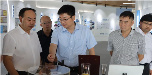 安順市副市長(zhǎng)楊平一行蒞臨寶勝調(diào)研企業(yè)生產(chǎn)經(jīng)營(yíng)情況。寶勝股份黨委書(shū)記、董事長(zhǎng)生長(zhǎng)山，黨委副書(shū)記、工會(huì)主席宋宇峰，黨委委員、副總經(jīng)理、總工程師陳大勇等公司領(lǐng)導(dǎo)陪同。