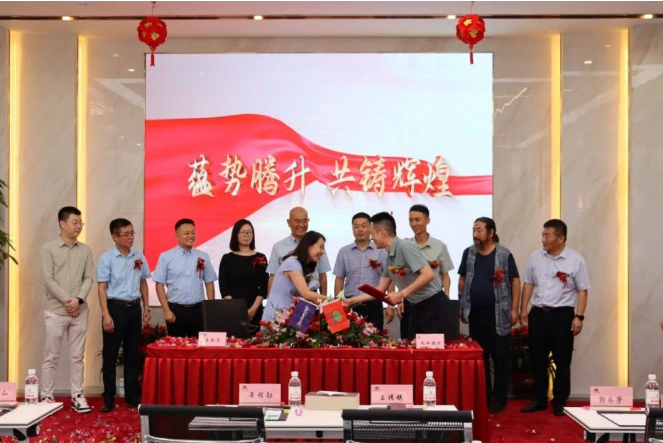 最后，在九環(huán)機(jī)械股份有限公司總裁辛程勛和青島泰凱英專用輪胎股份有限公司黨委書(shū)記郭永芳的共同見(jiàn)證下，雙方的代表上臺(tái)進(jìn)行了正式簽約。這一重要時(shí)刻在熱烈的掌聲中完成，象征著兩家企業(yè)正式啟動(dòng)全新的合作篇章。