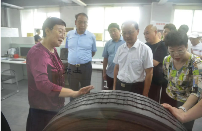 活動(dòng)中，考察團(tuán)還觀看了鄭州萬(wàn)通的宣傳片，重點(diǎn)了解了“新胎+服務(wù)+翻新”的輪胎解決方案，以及智能管理系統(tǒng)的功能和目的。與會(huì)領(lǐng)導(dǎo)認(rèn)為這一方案能夠更好地解決用戶需求，提升使用體驗(yàn)，同時(shí)也對(duì)智能管理系統(tǒng)的應(yīng)用表示贊賞。