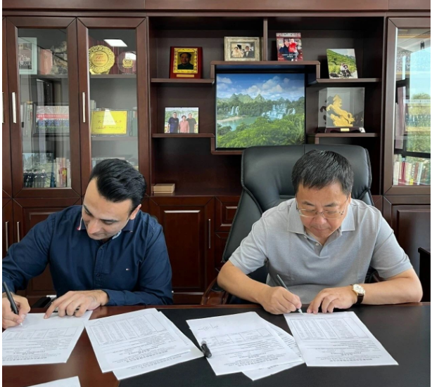 日前，朝陽新長征輪胎有限責任公司迎來了一位特別的客商賽伊德，這是因為受到疫情影響，他們已經(jīng)有四年沒有見面了。賽伊德是一家巴基斯坦公司的負責人，他們向中國銷售新長征輪胎生產(chǎn)的斜交胎已經(jīng)有50多年的歷史。