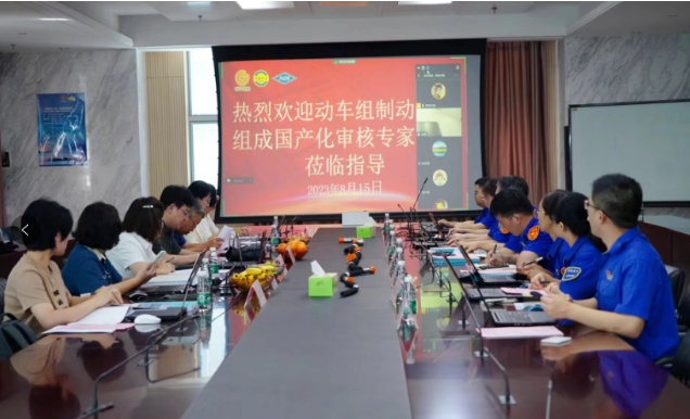 近日，四方股份在南京召開了南京利德東方動車組制動軟管組成技術方案及裝車評審會。會議邀請了中國鐵科院金屬及化學研究所、中車制動系統(tǒng)有限公司、中國鐵路濟南局青島機車車輛監(jiān)造項目部等單位的專家組成評審專家組。四方股份總經理王春明、副總經理兼研究院院長王亮燕、總經理助理劉寅以及項目組成員參加了本次評審。