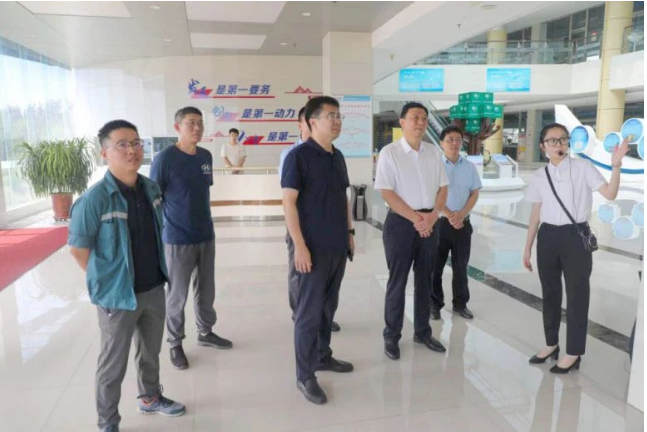 ，劉普軍會(huì)長(zhǎng)一行抵達(dá)焦作市，受到了龍佰集團(tuán)董事長(zhǎng)和奔流以及黨委書(shū)記張剛的熱情接待。龍佰集團(tuán)向代表團(tuán)介紹了公司的發(fā)展歷程，并帶領(lǐng)他們參觀了硫酸法和氯化法鈦白粉生產(chǎn)工廠、企業(yè)技術(shù)中心等設(shè)施。座談交流中，劉普軍會(huì)長(zhǎng)對(duì)龍佰集團(tuán)在環(huán)保方面的努力給予了充分肯定，他提出了對(duì)企業(yè)未來(lái)發(fā)展的殷切希望，鼓勵(lì)企業(yè)在環(huán)保標(biāo)準(zhǔn)、技術(shù)創(chuàng)新等方面繼續(xù)發(fā)力，為綠色發(fā)展貢獻(xiàn)力量。