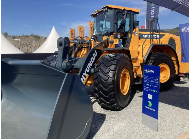 此外，三角輪胎還展出了尺寸為35/65R33的TL578S E4/L4 ★★★★/★★★和TL535S+ L5★★★，這兩款輪胎是該系列的新品。它們具備最大化的承載能力，可以應(yīng)對極重的負載，包括在塊料裝卸裝載機、磨損性和侵蝕性表面以及地下運輸中。