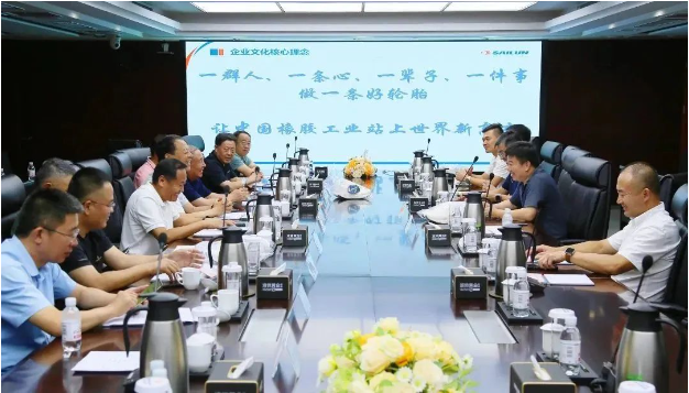 山東省道路運(yùn)輸協(xié)會(huì)會(huì)長(zhǎng)孫慶民，聯(lián)同多位協(xié)會(huì)領(lǐng)導(dǎo)和企業(yè)高管到賽輪集團(tuán)進(jìn)行訪問。賽輪集團(tuán)總裁謝小紅及團(tuán)隊(duì)熱情接待了到訪的嘉賓。