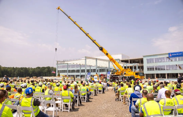 宣偉(Sherwin-Williams)公司在俄亥俄州布雷克斯維爾舉行了盛大的封頂儀式，慶祝其全球研發(fā)中心項目取得重要階段性成就。這個令人矚目的時刻見證了建筑工人們在過去不懈的努力和辛勤的付出。