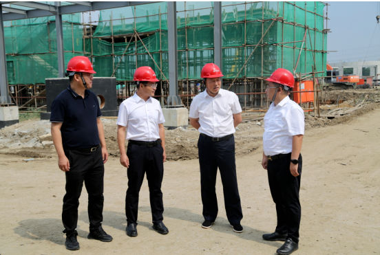 項(xiàng)目占地達(dá)到400畝，一期計劃投資8.78億元人民幣，主要規(guī)劃包括建設(shè)15萬噸/年碳五分離裝置和4萬噸/年EVEC-IR綠色新材料裝置，以及相應(yīng)的生產(chǎn)配套設(shè)施。項(xiàng)目已經(jīng)完成了樁基施工，并正在進(jìn)行廠房主體以及附屬設(shè)施的建設(shè)。預(yù)計這一項(xiàng)目將在年底前竣工投產(chǎn)，為行業(yè)創(chuàng)造更多的創(chuàng)新和發(fā)展機(jī)遇。