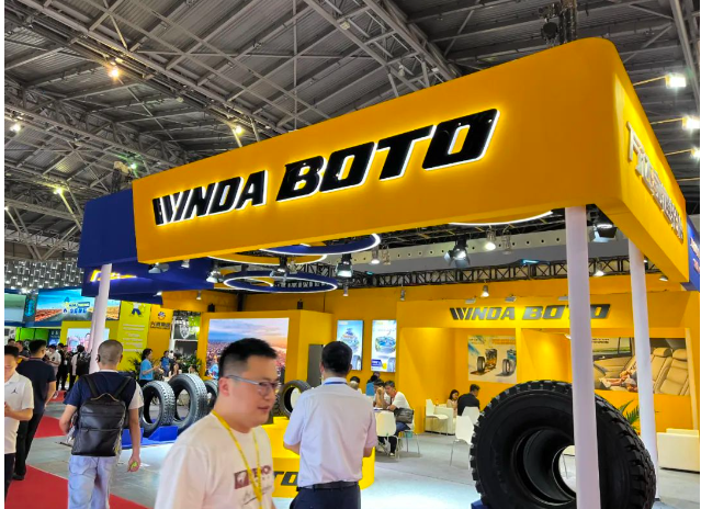 萬達(dá)寶通輪胎公司營銷一部總監(jiān)張輝率領(lǐng)團(tuán)隊(duì)參展，展臺(tái)上熠熠生輝的產(chǎn)品吸引了眾多國內(nèi)外客戶和采購商前來洽談交流。