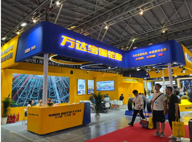 萬達(dá)寶通輪胎展示了一系列新技術(shù)應(yīng)用和產(chǎn)品創(chuàng)新成果，彰顯了公司的實(shí)力和創(chuàng)新能力。不僅如此，該公司還展現(xiàn)出了國際化的品牌形象，充分展示了其在國際市場上的競爭力。