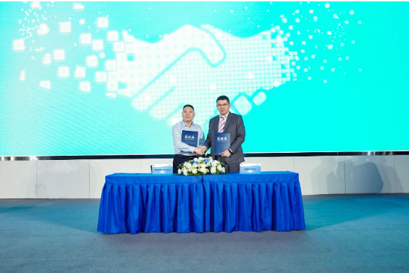 TüV萊茵大中華區(qū)太陽(yáng)能與商業(yè)產(chǎn)品服務(wù)零部件總經(jīng)理施兵分別為河南通達(dá)電纜股份有限公司和河南勝華電纜集團(tuán)有限公司頒發(fā)了光伏線纜TüV萊茵2PfG 1169、歐盟EN 50618型式認(rèn)證證書，為人民電纜集團(tuán)和河南虹峰電纜股份有限公司頒發(fā)了光伏線纜TüV萊茵2PfG 1169型式認(rèn)證證書。