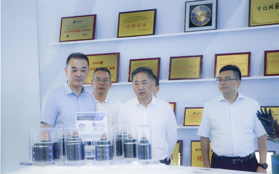 在萬馬創(chuàng)新園的展廳，宦金元副市長一行詳細(xì)了解了萬馬股份的發(fā)展歷程、核心業(yè)務(wù)、產(chǎn)業(yè)結(jié)構(gòu)和產(chǎn)品優(yōu)勢等。他們不僅聆聽了公司高管關(guān)于光伏項(xiàng)目的介紹，還觀看了相關(guān)的項(xiàng)目視頻。這次考察使他們對萬馬股份在新智造電纜領(lǐng)域的概況以及在企業(yè)綠色發(fā)展方面取得的成果有了更加具體的了解。
