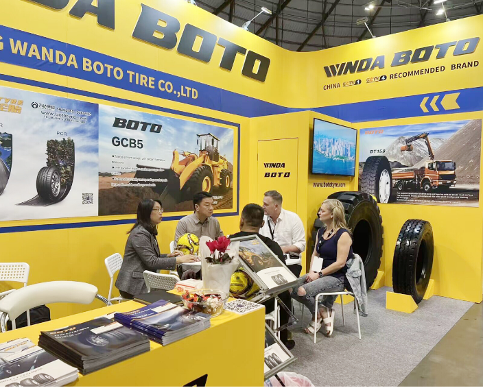 2023澳大利亞悉尼亞太國(guó)際礦業(yè)展在悉尼奧林匹克公園盛大開(kāi)幕。來(lái)自世界各地的礦業(yè)業(yè)界精英齊聚此地，共同探討行業(yè)發(fā)展趨勢(shì)，交流先進(jìn)技術(shù)和產(chǎn)品創(chuàng)新。在本次展會(huì)中，萬(wàn)達(dá)寶通輪胎攜多款主推產(chǎn)品閃耀亮相國(guó)際盛會(huì)。