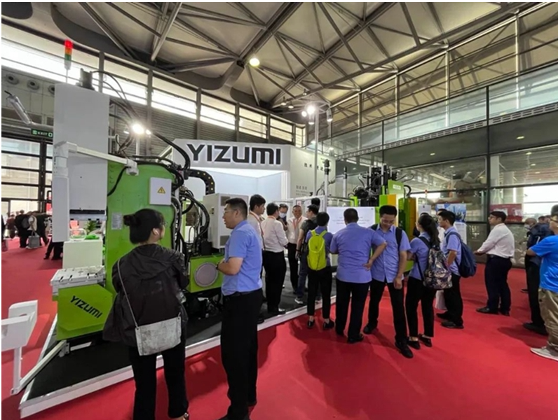 廣東伊之密精密橡塑裝備科技有限公司(以下簡(jiǎn)稱(chēng)伊之密橡膠機(jī))攜帶著頗具創(chuàng)新的C型接角機(jī)YL-C50L、立式橡膠注射成型機(jī)YL2-V300L以及臥式注射成型機(jī)YL-H200F三款機(jī)型亮相展會(huì)，吸引了眾多行業(yè)專(zhuān)家和業(yè)內(nèi)人士紛紛駐足他們的展位，進(jìn)行技術(shù)交流與洽談。