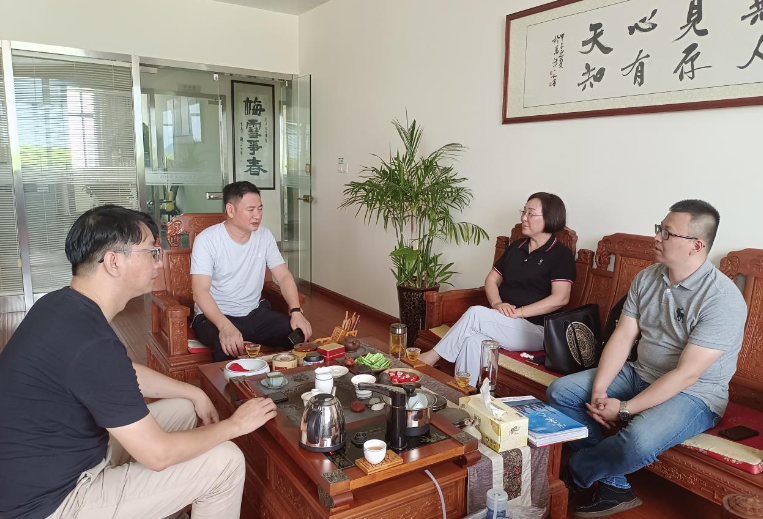 針對(duì)當(dāng)前錯(cuò)綜復(fù)雜的經(jīng)濟(jì)新形勢(shì)，企業(yè)的呼聲是協(xié)會(huì)工作的重點(diǎn)。在這一背景下，寧波涂裝協(xié)會(huì)秘書(shū)長(zhǎng)吳曉明一行走訪了多家企業(yè)，直接與企業(yè)代表進(jìn)行交流，傾聽(tīng)他們的聲音，詳細(xì)了解企業(yè)需求，為解決問(wèn)題提供協(xié)助。