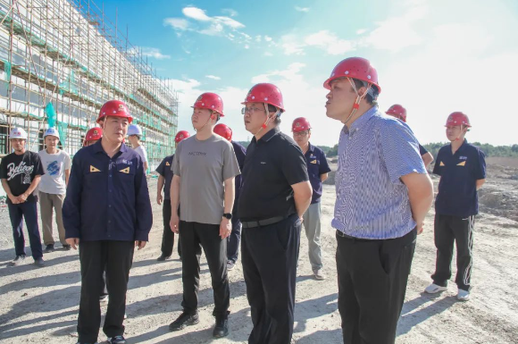 樂平市人大常委會黨組書記、主任劉文平，黑貓集團黨委書記、董事長汪羽一行，于9月4日下午前往黑貓集團樂平精細化工項目建設現(xiàn)場實地調研，并召開了項目建設工作推進研討會。