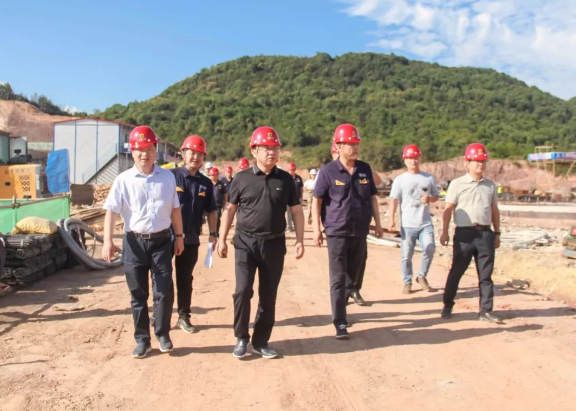 汪羽則對黑貓集團樂平精細化工項目建設提出了具體要求。他強調，項目部必須堅守法律、規(guī)定和程序，確保項目的合規(guī)管理和推進。他強調了掛圖作戰(zhàn)的重要性，要求細化工作流程，加強溝通協(xié)作，確保高效的推進。他特別強調，必須按照計劃順利啟動景德鎮(zhèn)市危險廢物綜合處置中心項目和超導電炭黑項目，以確保項目建設取得預期效果。這次調研和研討會為項目建設提供了有力的指導和支持，為樂平市的發(fā)展注入了新的動力。