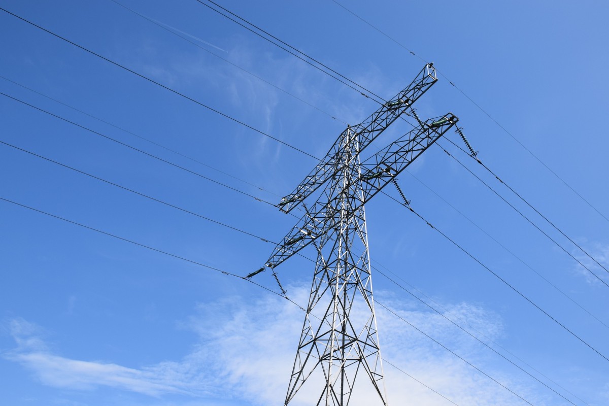 調(diào)研團隊前往寧晉、晉州、河間、任丘等地，與河北省電線電纜產(chǎn)業(yè)集群中的企業(yè)代表進行了廣泛交流。企業(yè)負責人紛紛介紹了自家企業(yè)的產(chǎn)品種類、科研成果、技術人才隊伍的高素質(zhì)特點，以及參與國家和行業(yè)標準制定、專利申請等方面的情況。他們還與專家組共同探討了電線電纜產(chǎn)業(yè)在質(zhì)量管理和提升方面所面臨的挑戰(zhàn)，以及不同地區(qū)對產(chǎn)業(yè)的政策支持。