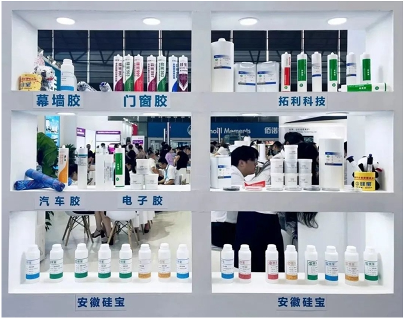 硅寶科技集團(tuán)，作為中國膠粘劑和膠粘帶工業(yè)協(xié)會的副理事長單位，硅寶科技集團(tuán)副總經(jīng)理吳靜帶領(lǐng)集團(tuán)汽車膠事業(yè)部、電子膠事業(yè)部、光伏膠事業(yè)部、上海公司、集團(tuán)市場部及旗下子公司安徽硅寶、拓利科技、硅特自動化等精英團(tuán)隊(duì)隆重亮相，展示了公司在不同領(lǐng)域的系統(tǒng)解決方案。