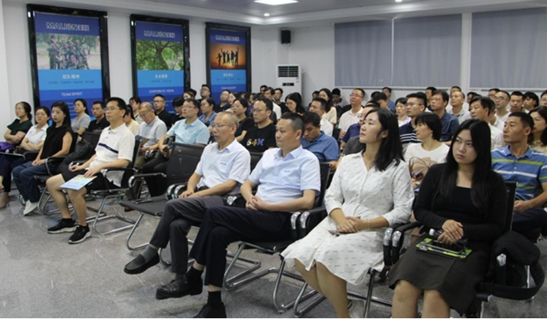 廣東省工業(yè)和信息化廳主辦、中山大學(xué)承辦的2023年廣東省創(chuàng)新能力建設(shè)專題研修班來到廣東美聯(lián)新材料股份有限公司總部考察。本次活動旨在促進(jìn)企業(yè)間的交流與合作。