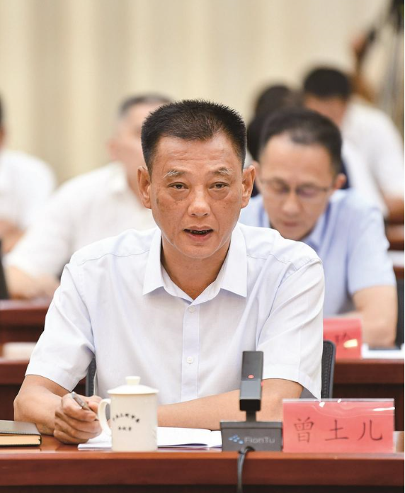 福建省三明市召開(kāi)了一場(chǎng)民營(yíng)經(jīng)濟(jì)發(fā)展座談會(huì)，旨在聽(tīng)取民營(yíng)企業(yè)對(duì)產(chǎn)業(yè)發(fā)展的意見(jiàn)和建議。在會(huì)上，三明正元化工有限公司的董事長(zhǎng)曾土兒分享了該公司的發(fā)展歷程和關(guān)于白炭黑產(chǎn)業(yè)的見(jiàn)解。