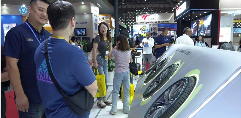 不僅如此，賽輪集團還展示了其液體黃金轎車胎產(chǎn)品家族中的高端定制輪胎產(chǎn)品，即液體黃金彩邊胎。這些輪胎以朱砂紅、孔雀藍、耀金黃和熒光綠等炫彩高顏值的設(shè)計，滿足了更多車主的個性化用胎需求。