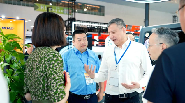 物產(chǎn)中大集團(tuán)總裁宋宏炯一行到雄鷹輪胎視察指導(dǎo)