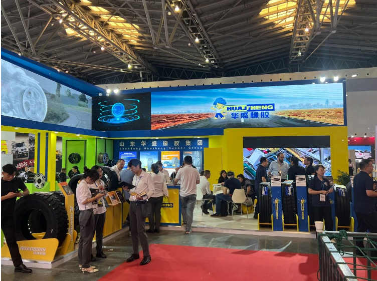 上海國(guó)際輪胎輪轂展覽會(huì)在上海世博展覽館圓滿落幕。本次展會(huì)中華盛橡膠以其卓越的表現(xiàn)引起了廣泛關(guān)注。華盛橡膠展位上，匠心獨(dú)具地展示了輪胎智造的科技創(chuàng)新和制造實(shí)力，為參展觀眾呈現(xiàn)了一場(chǎng)技術(shù)盛宴。