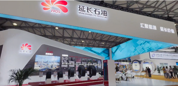 本次展覽會(huì)吸引了眾多橡膠行業(yè)的參展企業(yè)，其中陜西延長(zhǎng)石油西北橡膠有限公司也受邀參展，他們的展區(qū)匯集了各類橡膠制品，包括子午線輪胎和飛機(jī)輪胎等。這些產(chǎn)品的獨(dú)特之處在于它們是由該公司自主研發(fā)和生產(chǎn)的，因此備受觀眾關(guān)注。
