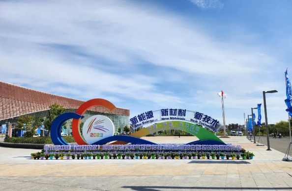 以“新能源、新材料、新技術(shù)”為主題的第六屆中國(克拉瑪依)國際石油天然氣及石化技術(shù)裝備展覽會(2023 CKPPE)在克拉瑪依市會展中心盛大開幕。這一展會匯聚了來自全球的專精特新企業(yè)，其中，利通科技工業(yè)軟管事業(yè)部總經(jīng)理劉致安帶領(lǐng)研發(fā)及服務(wù)營銷團(tuán)隊參展，攜最新科技成果及自主研發(fā)的多款亮點(diǎn)產(chǎn)品亮相，系統(tǒng)展示了利通科技在油氣行業(yè)的綜合實(shí)力。