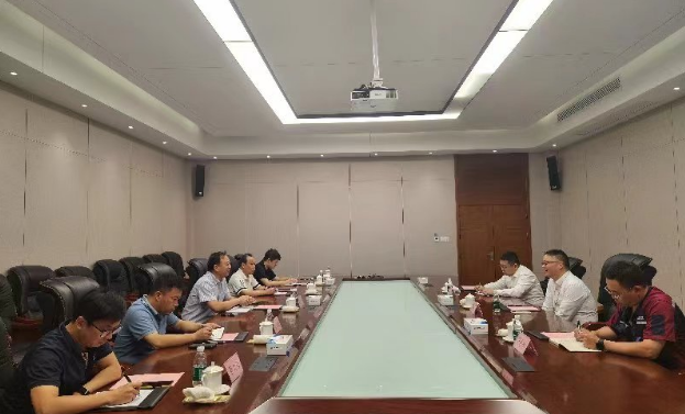 隨后，調(diào)研組一行召開(kāi)了座談會(huì)，圍繞浦林成山近幾年遭受國(guó)外貿(mào)易救濟(jì)調(diào)查、應(yīng)對(duì)國(guó)際貿(mào)易摩擦的情況進(jìn)行交流和探討，指導(dǎo)企業(yè)如何應(yīng)對(duì)國(guó)際貿(mào)易摩擦，幫助開(kāi)拓國(guó)際市場(chǎng)，規(guī)避貿(mào)易風(fēng)險(xiǎn)。