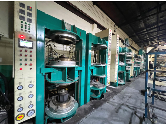 “去年5月份，我們?cè)鐾读俗钚驴畹哪z囊硫化機(jī)，去年的10月份開始實(shí)現(xiàn)量產(chǎn)，現(xiàn)在新型硫化機(jī)做出來(lái)的產(chǎn)品得到了客戶的普遍認(rèn)可?！碧旖蚓庞铒w馳科技有限公司總經(jīng)理顏偉說(shuō)。