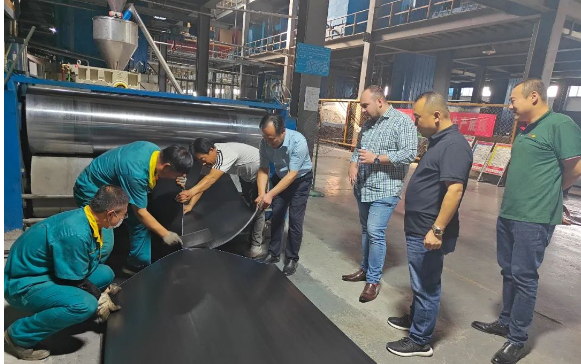 這次參觀交流中，晨光阻燃輸送帶憑借其卓越的性能表現(xiàn)成為了客戶(hù)們的熱議話(huà)題。作為晨光膠帶有限公司的旗艦產(chǎn)品之一，晨光阻燃輸送帶以其出色的阻燃性能、卓越的耐磨擦和抗沖擊能力而聞名于業(yè)界，廣泛應(yīng)用于礦山、電力和化工等多個(gè)領(lǐng)域。