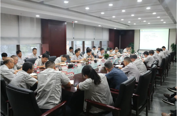 陜西延長石油西北橡膠有限公司于9月11日召開了9月份的工作對接會。會議由西橡公司副總經(jīng)理寧博主持，西橡公司總經(jīng)理兼黨委副書記張航偉也出席并發(fā)表講話。與會的還包括西橡公司領(lǐng)導(dǎo)班子成員和各單位各部門負(fù)責(zé)人。