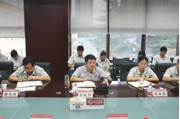 同時，會議強(qiáng)調(diào)了加快深化改革的步伐，通過頂層設(shè)計與基層探索相結(jié)合，制定改革計劃，解決體制機(jī)制問題。還強(qiáng)調(diào)了黨建和生產(chǎn)經(jīng)營的深度融合，通過主題教育等方式，推動黨員干部發(fā)揮模范帶頭作用，關(guān)心員工生活，確保各項任務(wù)的順利實施。