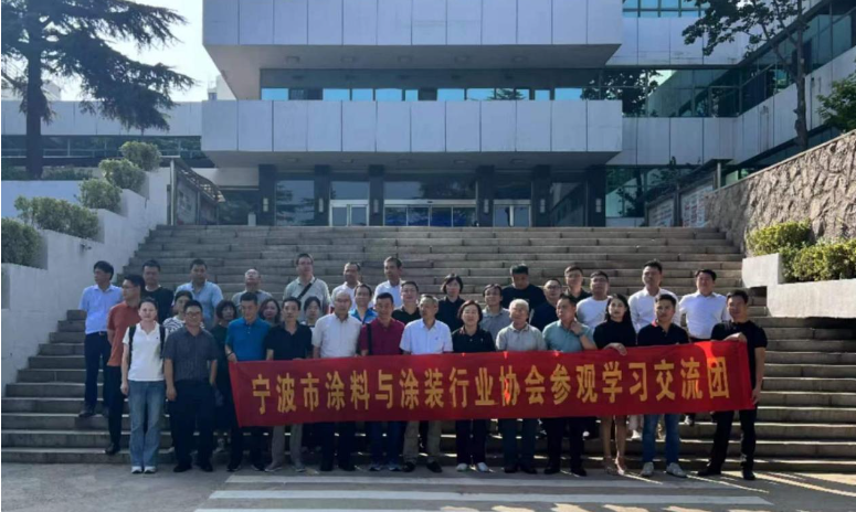 最后一站，寧波涂協(xié)考察團來到了海洋化工研究院，受到了院長閆永江和博士桂泰江的熱情歡迎。在座談交流中，桂泰江博士介紹了海洋化工研究院的情況，強調(diào)了其在海洋涂料研發(fā)和功能性涂料方面的專業(yè)性。