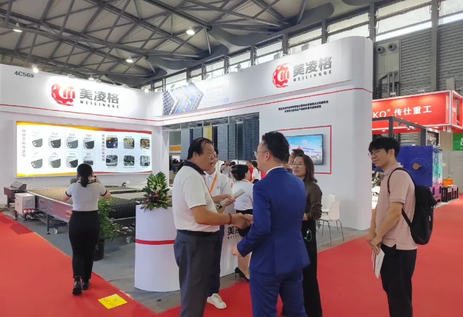 美凌格的智能輸送設(shè)備憑借自動(dòng)化、智能化、可靠性和卓越性等特點(diǎn)，為輪胎行業(yè)提供了最理想的非接觸式解決方案。其中，M930自動(dòng)分揀/分流技術(shù)被廣泛應(yīng)用于對(duì)乘用車和卡車的生胎或成品胎進(jìn)行高速分揀、合流和分流。這一技術(shù)的優(yōu)勢(shì)在于簡(jiǎn)化了生產(chǎn)線布局、提高了安全性、增加了產(chǎn)量、減少了廢胎數(shù)量，同時(shí)降低了總擁有成本。M930高性能自動(dòng)分揀機(jī)占地面積小，滿足了高效和可靠性的需求，為客戶降低了項(xiàng)目成本，提供了更豐富的功能。