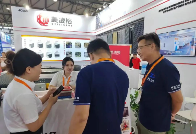 展會(huì)期間，眾多參觀者對(duì)美凌格的輪胎傳送帶解決方案給予了高度評(píng)價(jià)?？蛻艏娂姳硎荆懒韪竦南冗M(jìn)技術(shù)和創(chuàng)新產(chǎn)品為生產(chǎn)線的運(yùn)作提供了更高效的解決方案，使他們?cè)谔岣呱a(chǎn)效率的同時(shí)，降低了成本和資源浪費(fèi)。