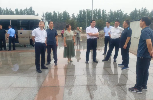 王琪華首先蒞臨諸城涌安橡膠工程輪胎建設項目，仔細聆聽了項目負責人的介紹，詳細了解了各個項目的進展情況，全面了解了項目中遇到的問題。隨后，與現(xiàn)場人員一起深入討論，共同探討解決項目推進中的難題。