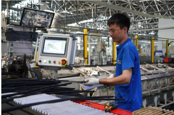 科技創(chuàng)新一直是公司發(fā)展的重要引擎。副總經(jīng)理兼研究院院長(zhǎng)王亮燕和副總經(jīng)理兼研究院副院長(zhǎng)孫克儉在橡膠制品研發(fā)領(lǐng)域取得了顯著成就。他們不僅在產(chǎn)品研發(fā)方面有了突破，還推動(dòng)了多元化產(chǎn)品格局的形成。新型風(fēng)電主軸油封產(chǎn)品批量供貨，航空和軍工產(chǎn)品也開始批量供貨。此外，高鐵油封產(chǎn)品正在路試驗(yàn)證，新一代鐵路導(dǎo)電油封產(chǎn)品和汽車用空氣彈簧產(chǎn)品也在積極研發(fā)之中。研究院各部門相互配合，不斷推進(jìn)技術(shù)改造，智能化生產(chǎn)線的建設(shè)為高質(zhì)量發(fā)展注入了新動(dòng)力。