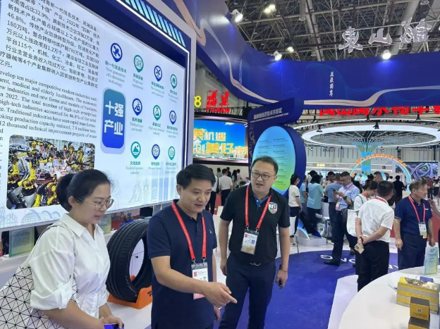 二十三屆中國國際投資貿(mào)易洽談會在福建廈門順利舉行，吸引了來自世界各地的企業(yè)參展。在這個盛大的國際活動上，山東省唯一受邀的輪胎企業(yè)，華盛橡膠，閃耀登場，向觀眾展示了其最新的創(chuàng)新產(chǎn)品。