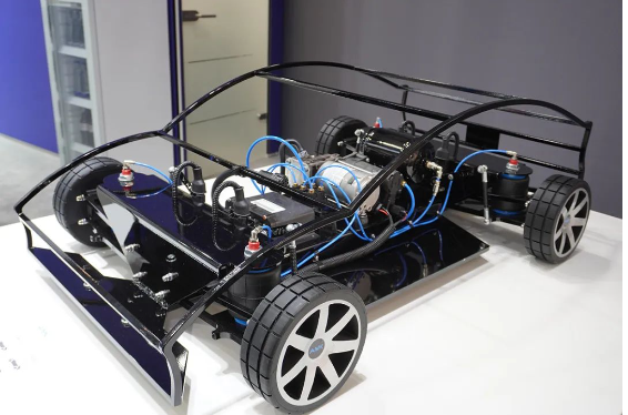 隨著新能源汽車市場(chǎng)的蓬勃發(fā)展，安美科在空氣懸架領(lǐng)域持續(xù)突破，已成為頭部新勢(shì)力和自主品牌的核心供應(yīng)商。他們?cè)谥袊?guó)市場(chǎng)的全面布局包括生產(chǎn)運(yùn)營(yíng)基地位于安徽宣城，研發(fā)試驗(yàn)中心則設(shè)立于上海安亭，以滿足市場(chǎng)需求，為汽車行業(yè)提供卓越的技術(shù)支持和解決方案。