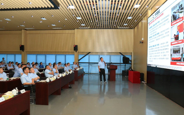 萬力輪胎于2023年8月10日召開了2023年8月月度經(jīng)營例會暨半年工作會議，會議匯聚了公司的領(lǐng)導(dǎo)班子，包括董事長王松和黨委書記兼總經(jīng)理曹限東。