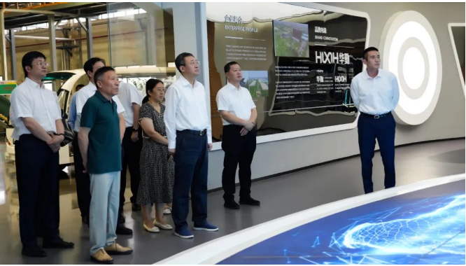 山東省委統(tǒng)戰(zhàn)部副部長(zhǎng)、省工商聯(lián)黨組書記、常務(wù)副主席張?chǎng)H于9月16日蒞臨華勤橡膠工業(yè)集團(tuán)展開調(diào)研。濟(jì)寧市委常委、組織部部長(zhǎng)、統(tǒng)戰(zhàn)部部長(zhǎng)龐建棟，以及兗州區(qū)委書記王慶協(xié)同考察。