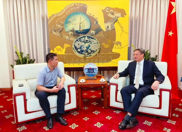 近日。駐胡志明市總領(lǐng)事魏華祥會(huì)見(jiàn)了山東昊華輪胎有限公司董事長(zhǎng)王克強(qiáng)一行。這次會(huì)面旨在討論昊華輪胎在越南的投資項(xiàng)目進(jìn)展以及進(jìn)一步的發(fā)展計(jì)劃。