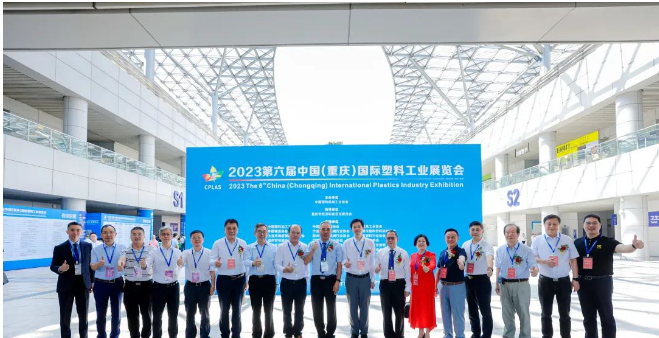 9月15日，王占杰理事長與相關(guān)單位領(lǐng)導(dǎo)一同出席了第六屆(中國)重慶國際塑料工業(yè)展覽會(huì)的開幕式和巡館活動(dòng)。展會(huì)期間，他還參加了2023中國國際塑料機(jī)械技術(shù)創(chuàng)新論壇暨中國塑料機(jī)械行業(yè)專家委員會(huì)換屆大會(huì)。這些活動(dòng)為塑料機(jī)械行業(yè)提供了一個(gè)展示最新技術(shù)和產(chǎn)品、分享經(jīng)驗(yàn)的重要平臺(tái)。