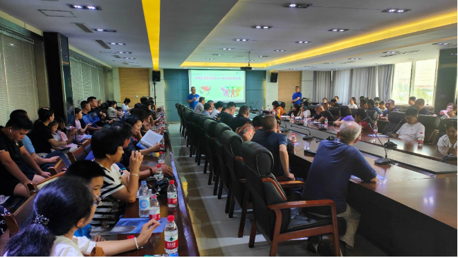 昌豐工廠國內(nèi)銷售總監(jiān)朱春暉首先發(fā)表了歡迎辭，對東森公司在市場開拓和營銷創(chuàng)新方面的努力表示高度評價，對零售門店在海福萊輪胎推廣方面的貢獻(xiàn)表示誠摯感謝。會議上，昌豐工廠的專家分享了新能源車輪胎關(guān)鍵技術(shù)，東森輪胎團(tuán)隊則詳細(xì)介紹了海福萊品牌在山東市場的營銷規(guī)劃和新能源車輪胎適配車型等內(nèi)容。此外，東森輪胎總經(jīng)理高成軍也分享了關(guān)于新形勢下門店經(jīng)營的思維轉(zhuǎn)變和落地方法。