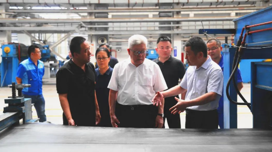 近日，原安徽省發(fā)改委常務副主任、安徽省化工行業(yè)協(xié)會專家委員會主任李朝東、安徽省化工行業(yè)協(xié)會會長楊青元一行來青島橡六輸送帶有限公司調研考察。