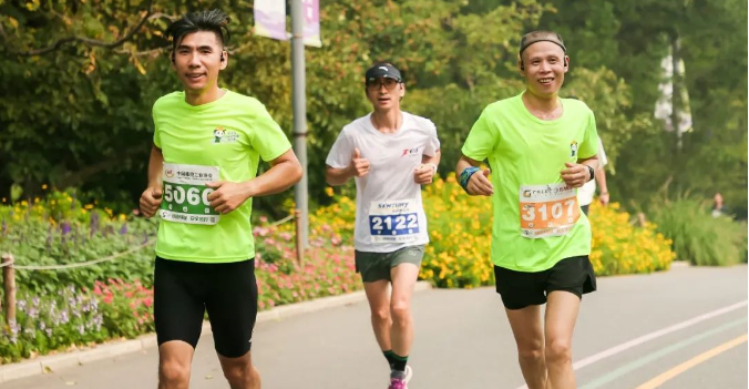 四家合作伙伴貴州輪胎技術(shù)中心、森麒麟輪胎、萬力輪胎和中策橡膠集團(tuán)也紛紛在活動(dòng)中發(fā)表了致辭，表達(dá)了對(duì)綠色輪胎安全周的支持。隨著中國橡膠工業(yè)協(xié)會(huì)副會(huì)長兼秘書長雷昌純等代表扣動(dòng)發(fā)令器，1000余名跑友沖出了起跑線，場面蔚為壯觀。