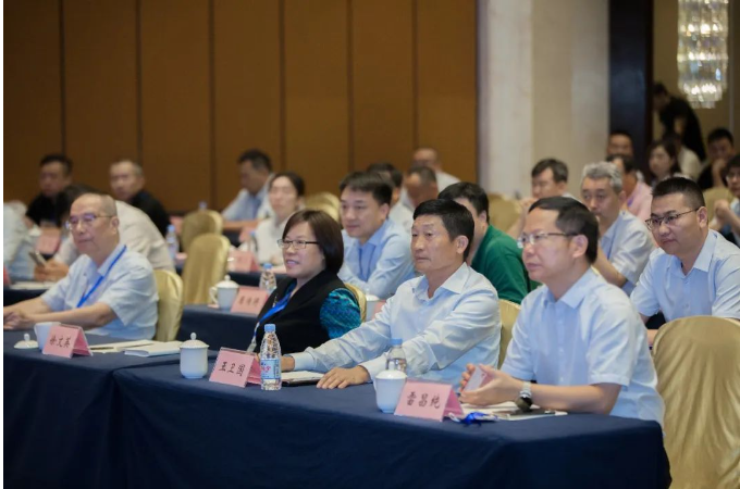 橡膠機械模具分會理事長鄭栩栩分析了輪胎模具行業(yè)的運行情況，指出在過去三年中，該行業(yè)受到了多重因素的影響，包括需求減弱、供給沖擊、疫情沖擊等，導致模具生產(chǎn)企業(yè)的利潤空間受到擠壓。他提出了六方面行業(yè)高質(zhì)量發(fā)展的策略，包括追求價值競爭、智能化發(fā)展和轉(zhuǎn)型升級等。