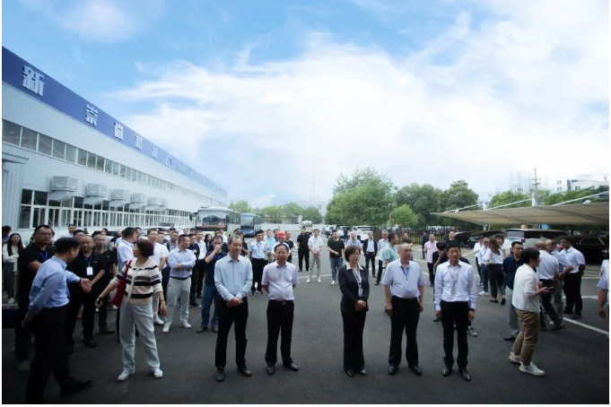 最后，會議代表們還參觀了主辦單位安徽大道模具股份有限公司，該公司是一家國家專精特新小巨人企業(yè)，擁有多個生產(chǎn)基地和售后服務中心，致力于為全球客戶提供優(yōu)質(zhì)的服務。