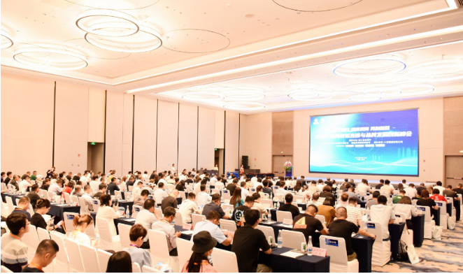 在本次峰會上，浙江省連鎖經(jīng)營協(xié)會和福建省連鎖經(jīng)營協(xié)會評選出各行業(yè)中質(zhì)量和創(chuàng)新能力強的優(yōu)秀標(biāo)桿企業(yè)，為消費者提供公正科學(xué)的指導(dǎo)，同時也見證了汽車后市場行業(yè)的不斷進步。中策車空間榮獲的三項大獎不僅是對該公司在產(chǎn)品質(zhì)量和信譽方面的再次認可，也為連鎖經(jīng)營領(lǐng)域的發(fā)展樹立了新的典范，彰顯了行業(yè)領(lǐng)軍品牌的責(zé)任與擔(dān)當(dāng)。中策車空間將繼續(xù)秉持初心，為用戶提供專業(yè)、便捷、極致的汽車服務(wù)體驗，助力門店發(fā)展，快樂用戶。